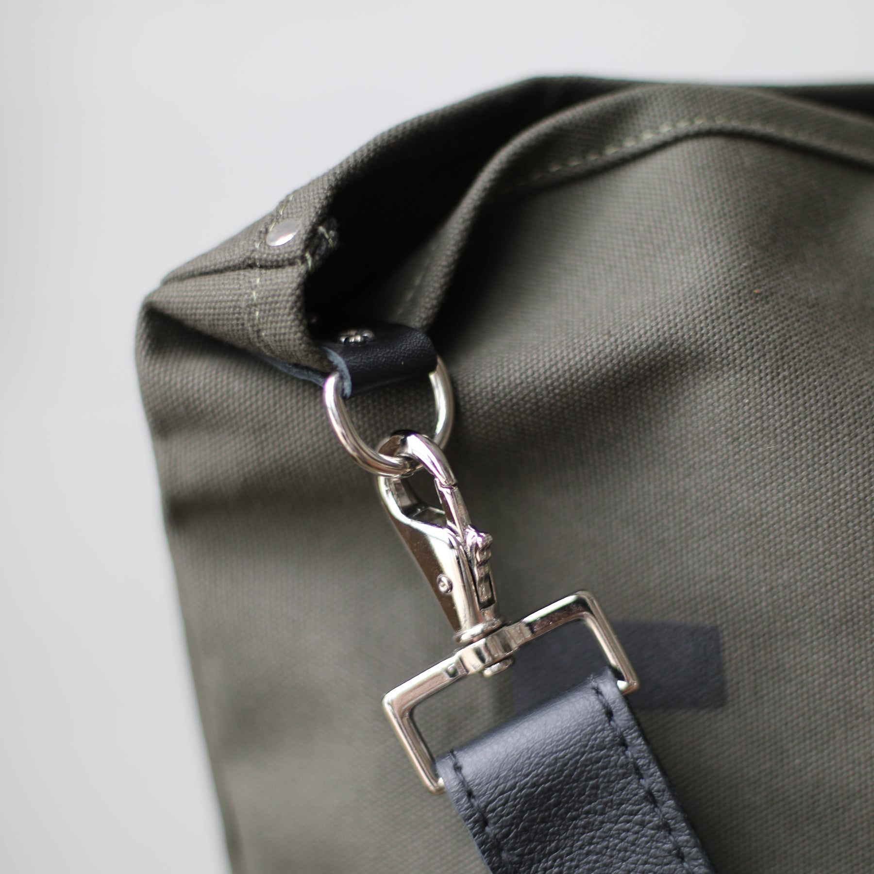 ESCAPE Cargo Bag in Olive